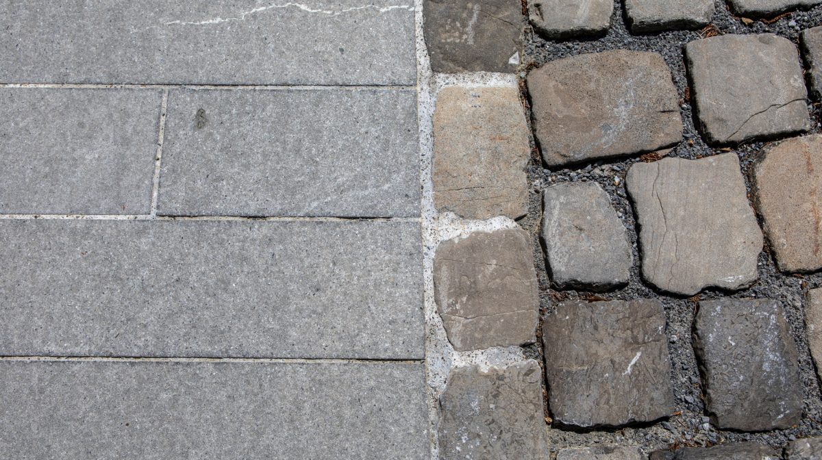 Quarzsteinplatten fügen sich an Pflästerung an